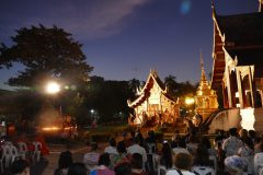 1587_Chiang-Mai_Wat-Phra-Singh-Lichterzeremomie-scaled