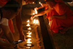 1596_Chiang-Mai_Wat-Phra-Singh-Lichterzeremomie-scaled