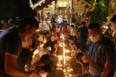 1604_Chiang-Mai_Wat-Phra-Singh-Lichterzeremomie-scaled