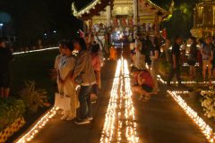 1615_Chiang-Mai_Wat-Phra-Singh-Lichterzeremomie-scaled